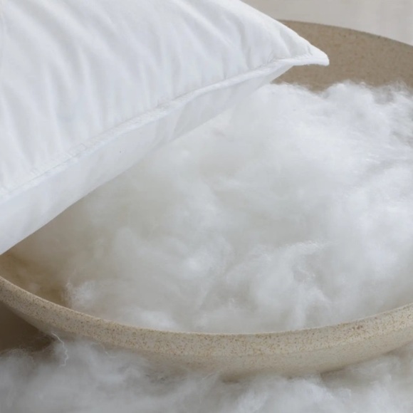 NWOT QUINCE Premium Down Alternative Pillow Soft Standard 3908 - Picture 5 of 9